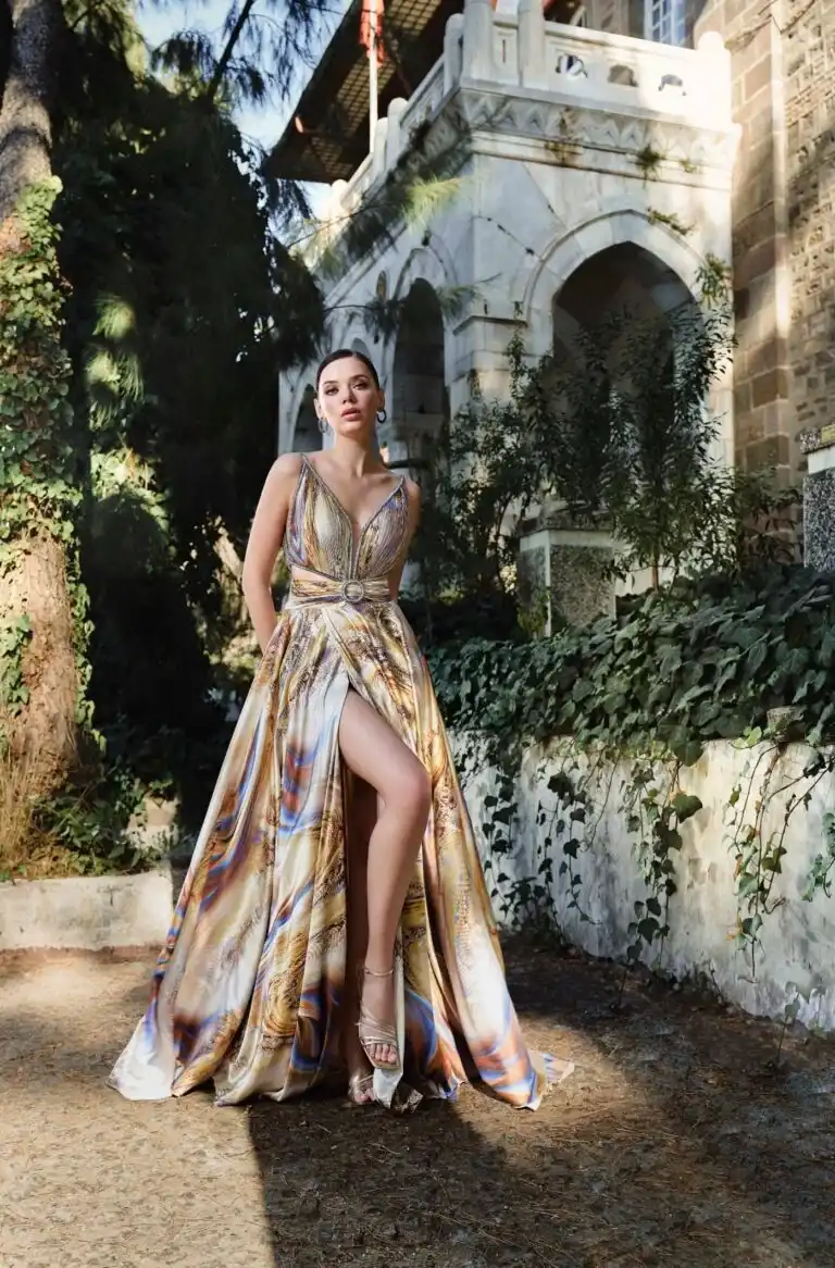 Frau mit elegantem goldenem Abendkleid vor einer Treppe
