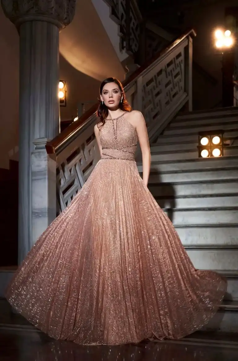 Frau mit elegantem pinken Abendkleid vor einer Treppe